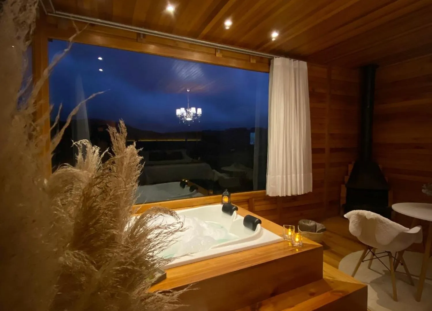Chale Romantico Com Jacuzzi E Cafe Da Manha Em ランショ・ケイマード シャレー